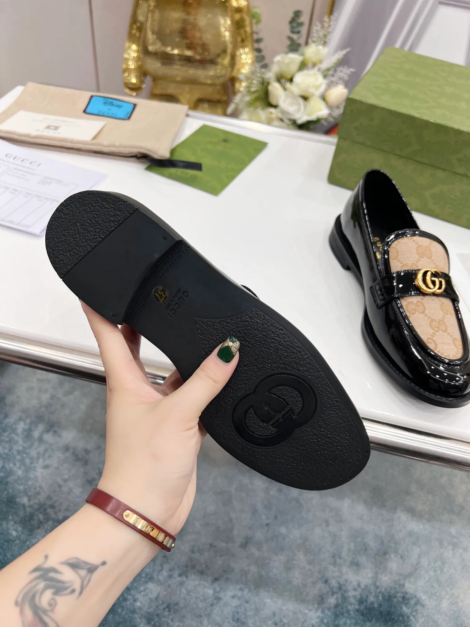 👟👟Ex-factory price 440👟👟 2022 new G family classic design loafers, made of V-shaped quilted effect leather, double G monogram evolved from Gucci, calf leather, mixed sheepskin lining, heel height 1.5 cm, original molded wear-resistant Tpu outsole. Code number 35-42,
